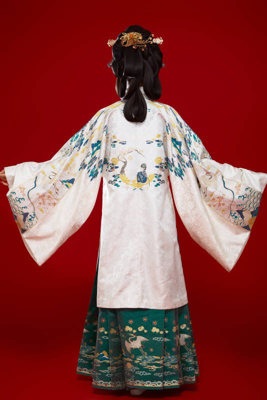 红色背景下穿着中国明朝明制汉服服饰的少女