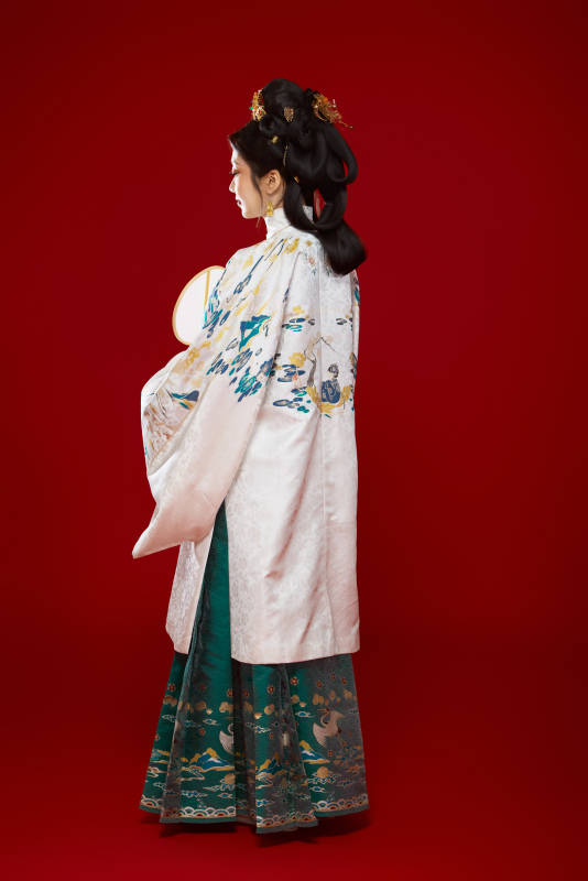 红色背景下穿着中国明朝明制汉服服饰的少女