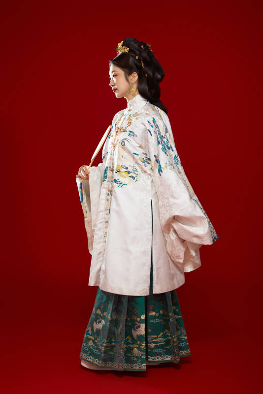 红色背景下穿着中国明朝明制汉服服饰的少女-摄影图