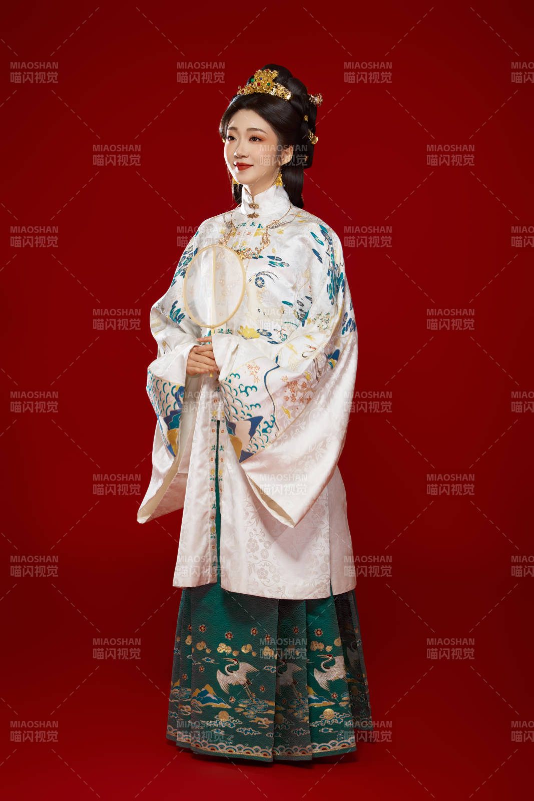 红色背景下穿着中国明朝明制汉服服饰的少女