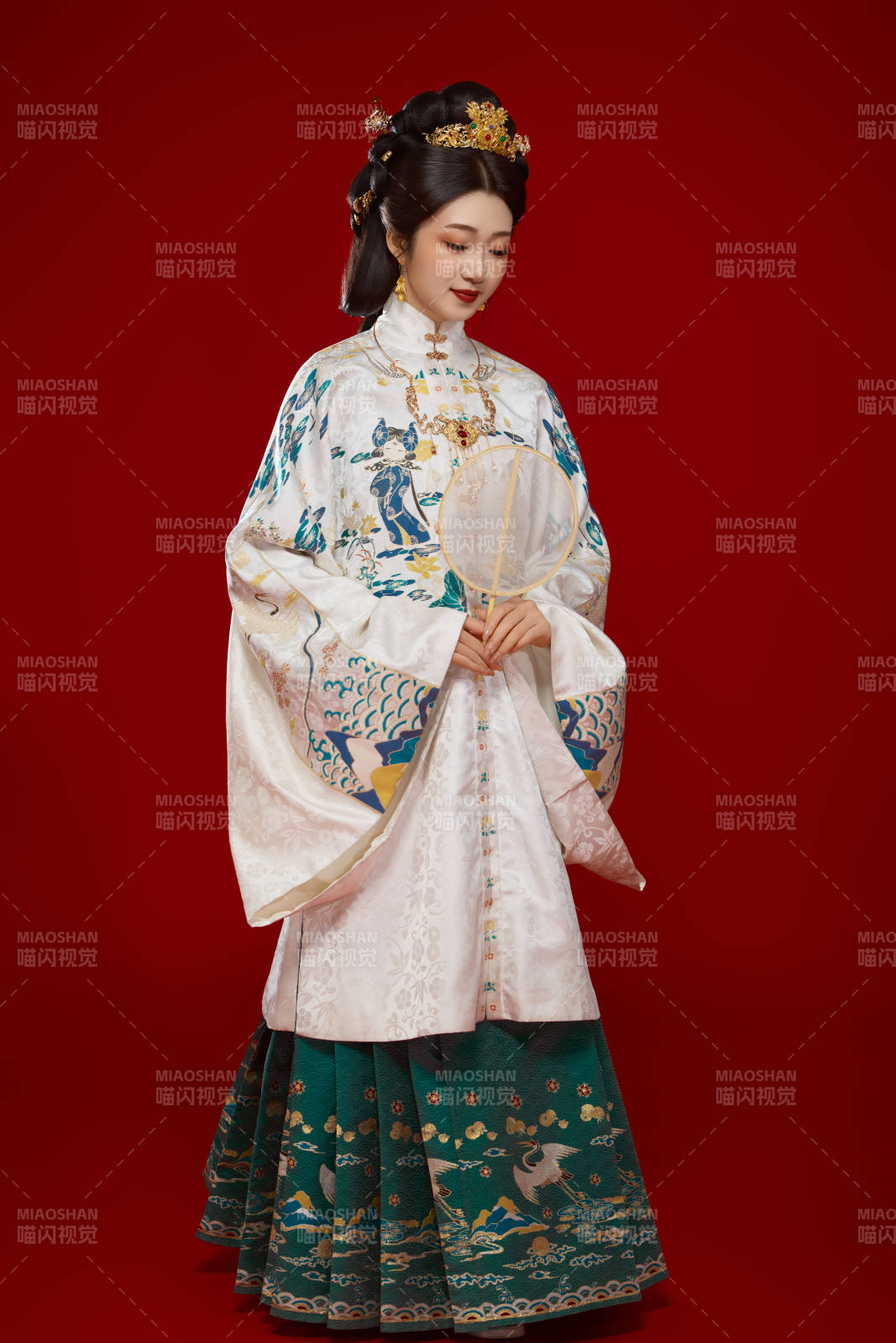 红色背景下穿着中国明朝明制汉服服饰的少女