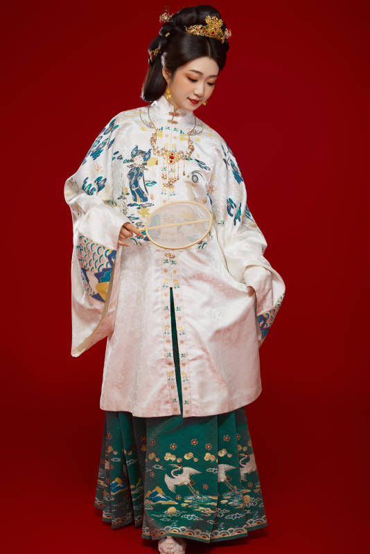 红色背景下穿着中国明朝明制汉服服饰的少女