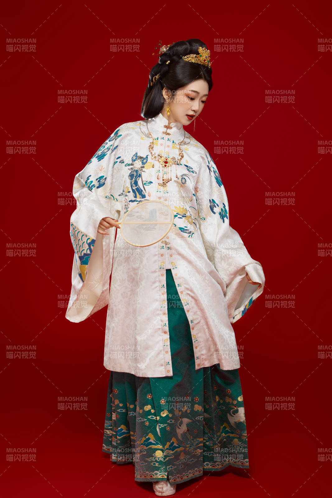 红色背景下穿着中国明朝明制汉服服饰的少女