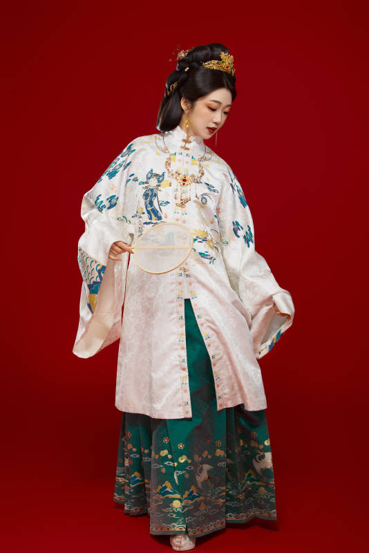 红色背景下穿着中国明朝明制汉服服饰的少女