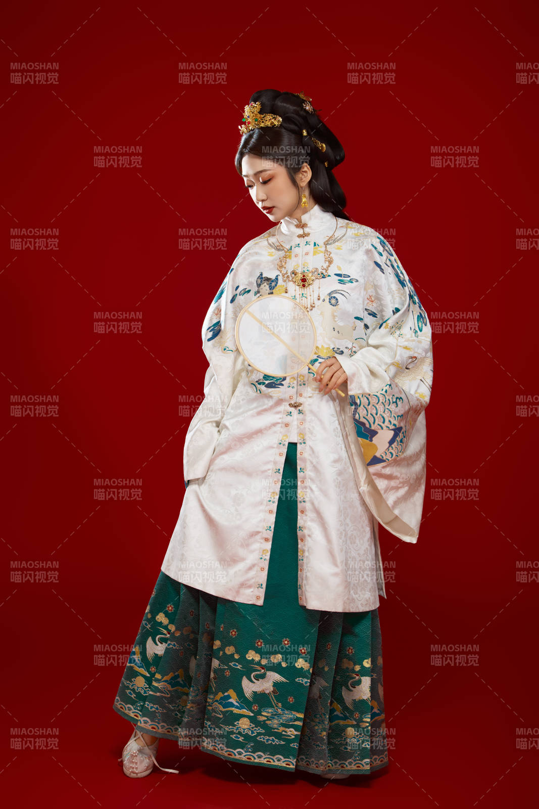 红色背景下穿着中国明朝明制汉服服饰的少女