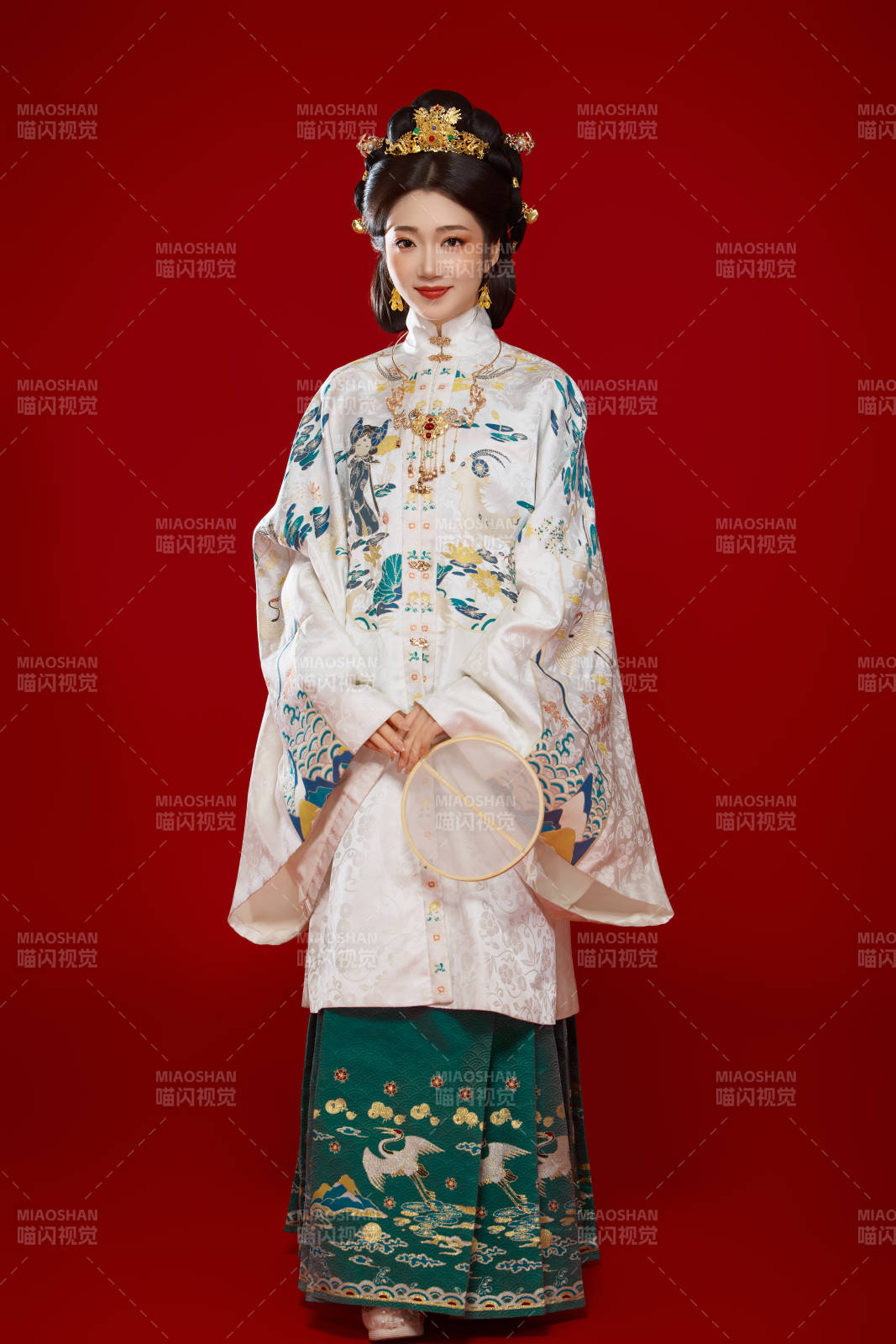 红色背景下穿着中国明朝明制汉服服饰的少女