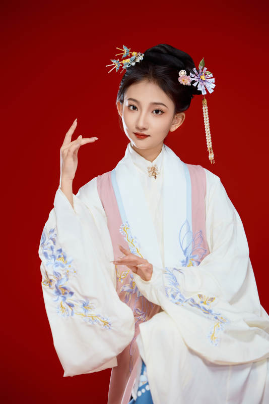 红色背景下穿着中国明朝明制汉服服饰的少女