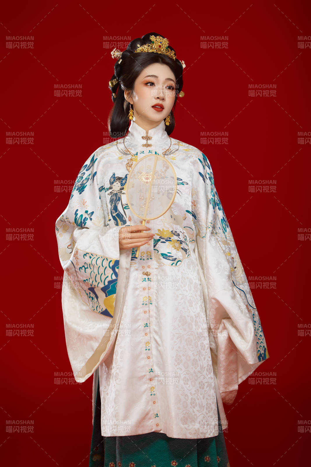 红色背景下穿着中国明朝明制汉服服饰的少女