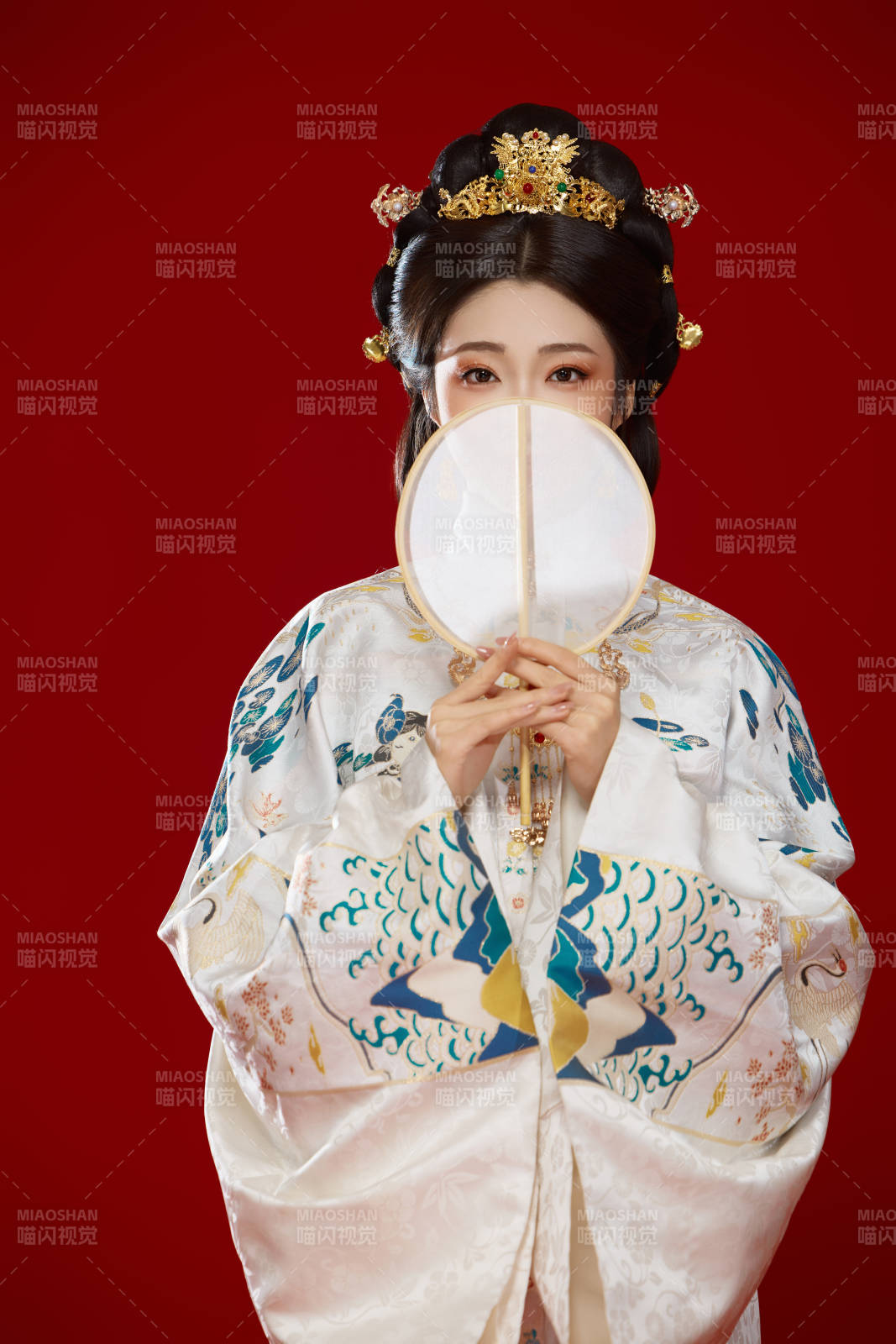 紅色背景下穿著中國明朝明制漢服服飾的少女