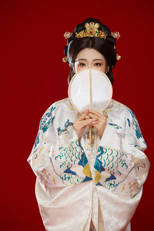 红色背景下穿着中国明朝明制汉服服饰的少女