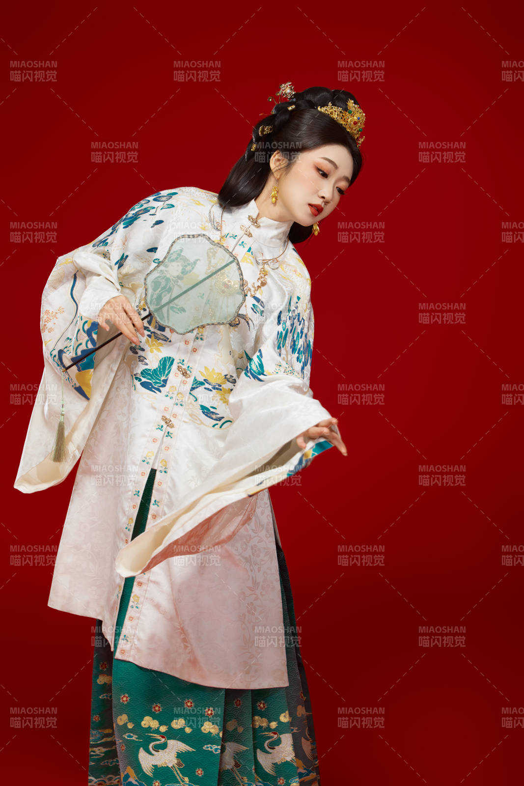 红色背景下穿着中国明朝明制汉服服饰的少女