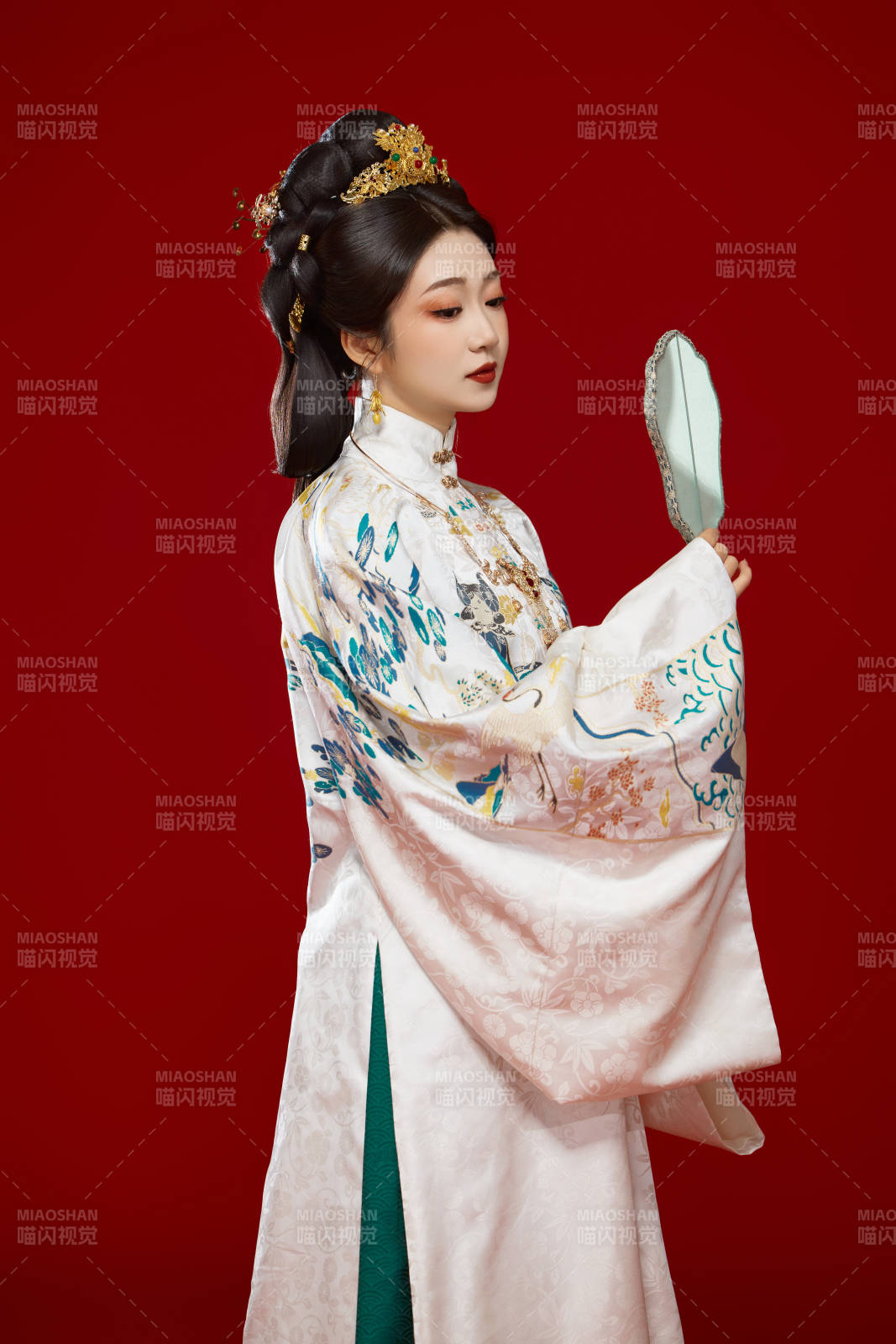 红色背景下穿着中国明朝明制汉服服饰的少女