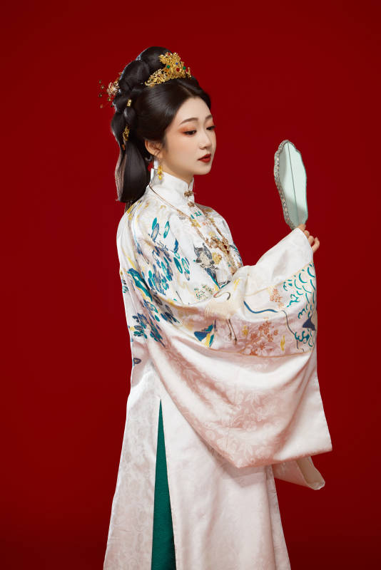 红色背景下穿着中国明朝明制汉服服饰的少女