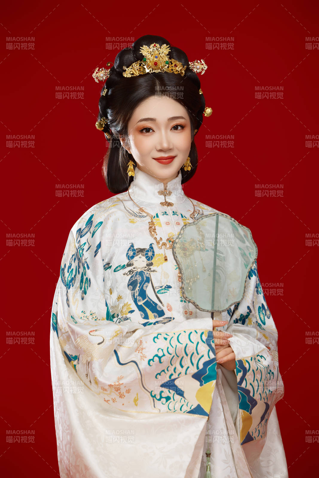 红色背景下穿着中国明朝明制汉服服饰的少女