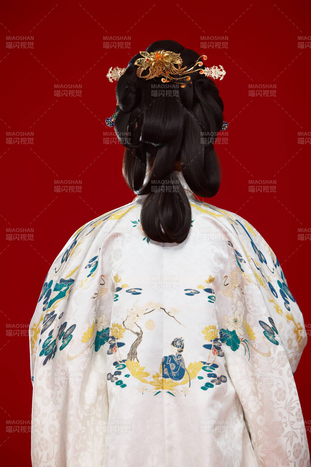 红色背景下穿着中国明朝明制汉服服饰的少女