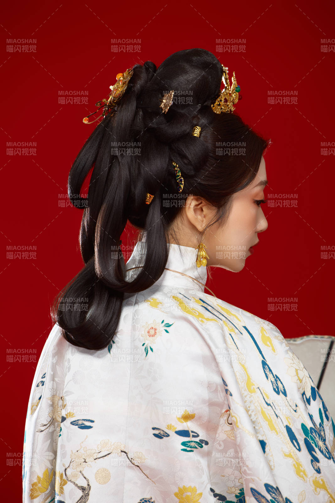 红色背景下穿着中国明朝明制汉服服饰的少女