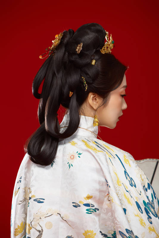 红色背景下穿着中国明朝明制汉服服饰的少女