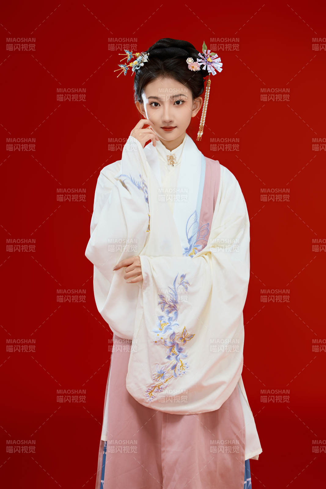 紅色背景下穿著中國明朝明制漢服服飾的少女