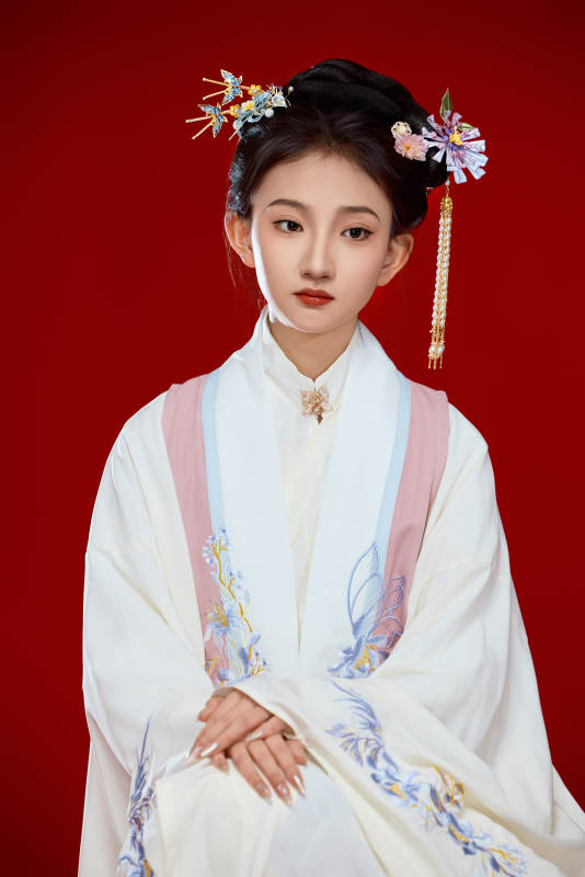 红色背景下穿着中国明朝明制汉服服饰的少女