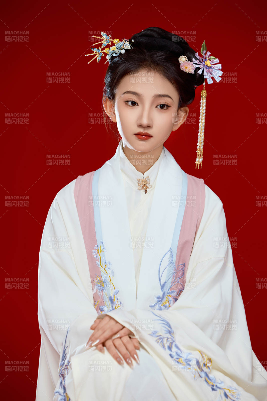 红色背景下穿着中国明朝明制汉服服饰的少女