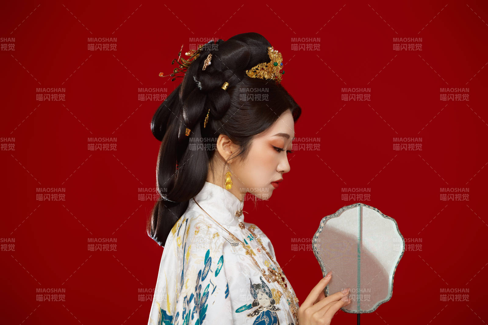 红色背景下穿着中国明朝明制汉服服饰的少女