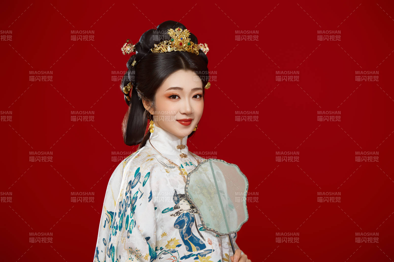 红色背景下穿着中国明朝明制汉服服饰的少女