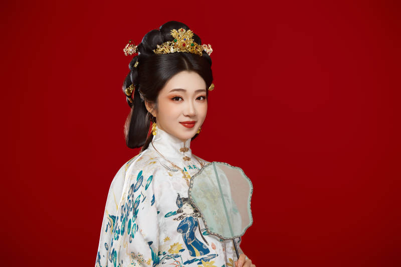 红色背景下穿着中国明朝明制汉服服饰的少女