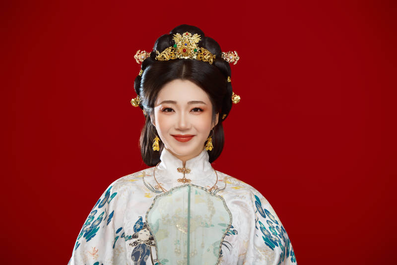 红色背景下穿着中国明朝明制汉服服饰的少女