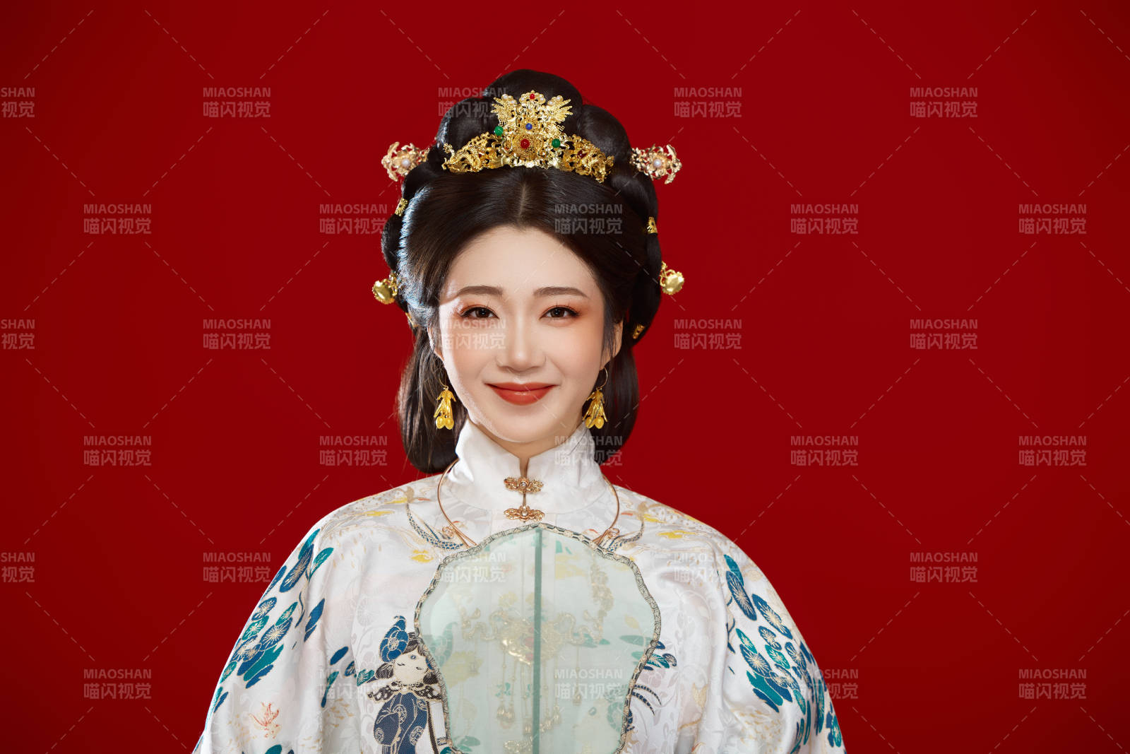 紅色背景下穿著中國明朝明制漢服服飾的少女