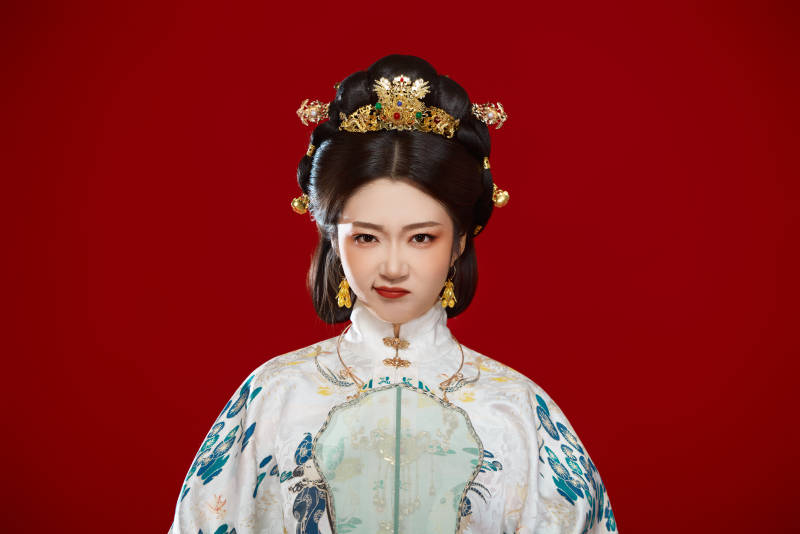 红色背景下穿着中国明朝明制汉服服饰的少女