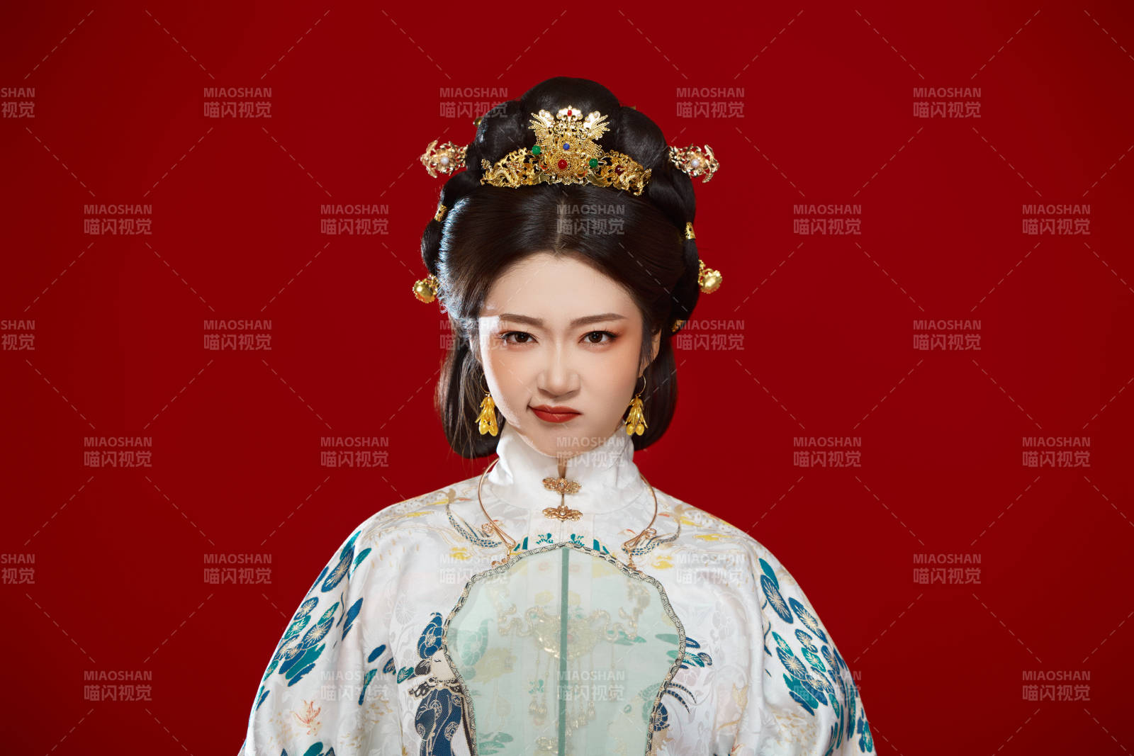 红色背景下穿着中国明朝明制汉服服饰的少女