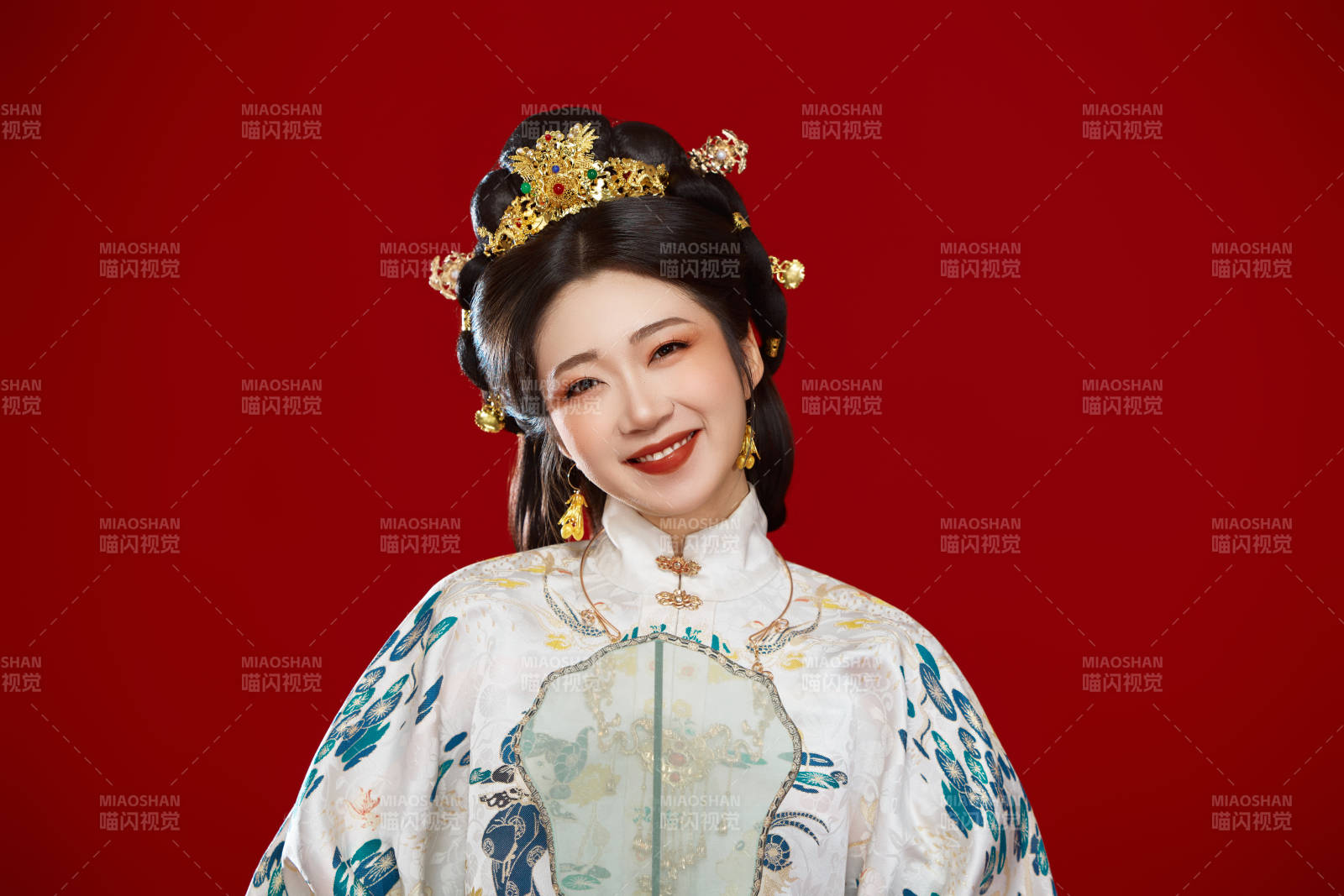 红色背景下穿着中国明朝明制汉服服饰的少女