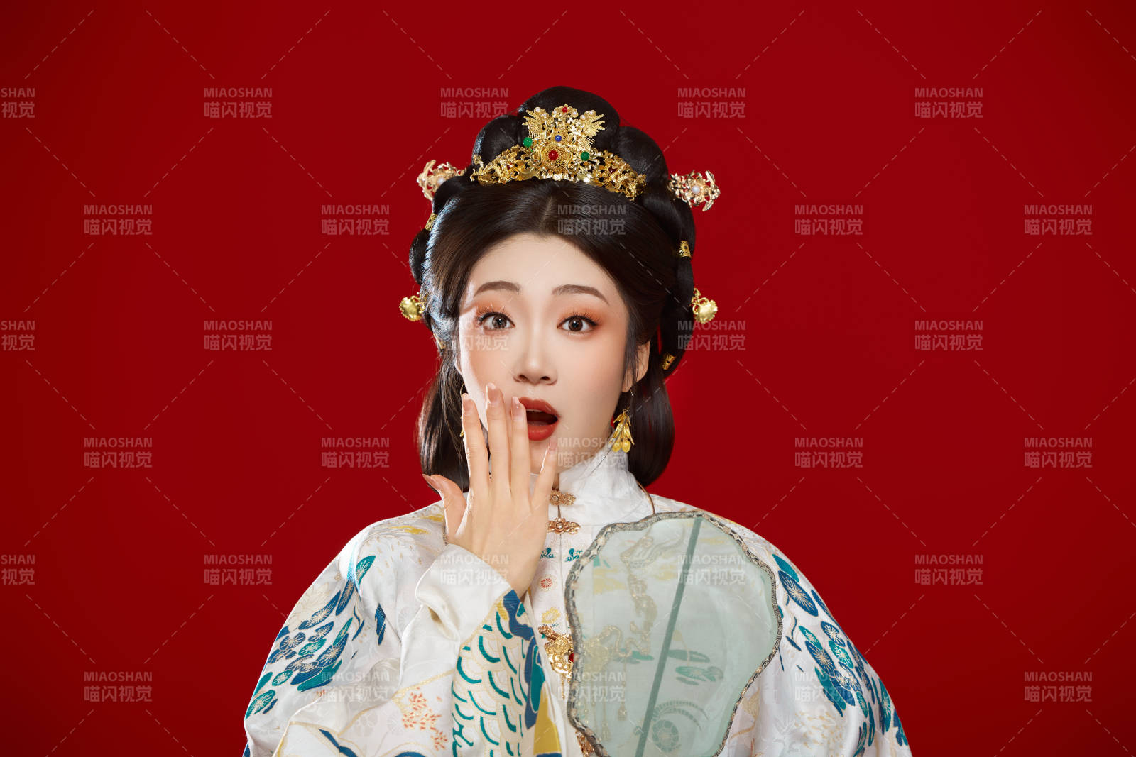 红色背景下穿着中国明朝明制汉服服饰的少女