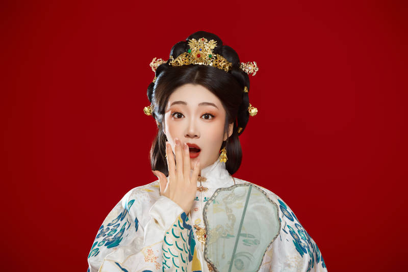 红色背景下穿着中国明朝明制汉服服饰的少女