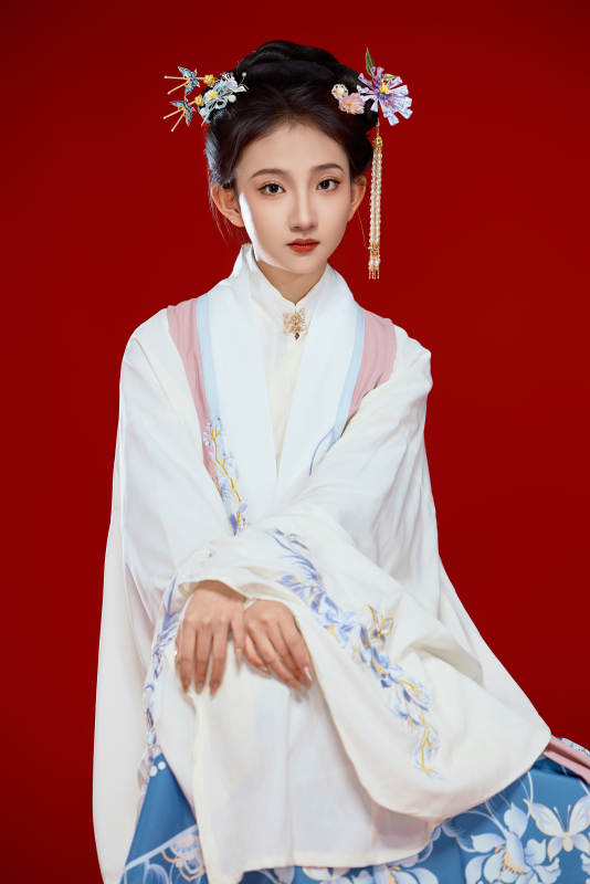 红色背景下穿着中国明朝明制汉服服饰的少女