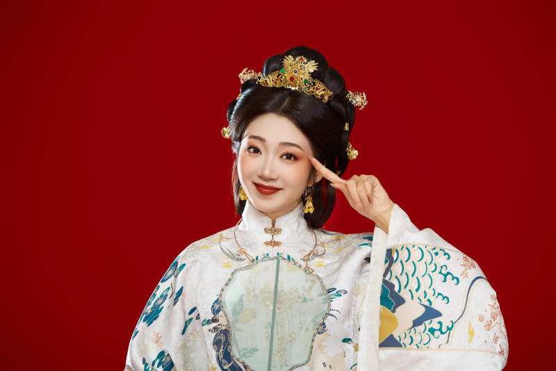 红色背景下穿着中国明朝明制汉服服饰的少女