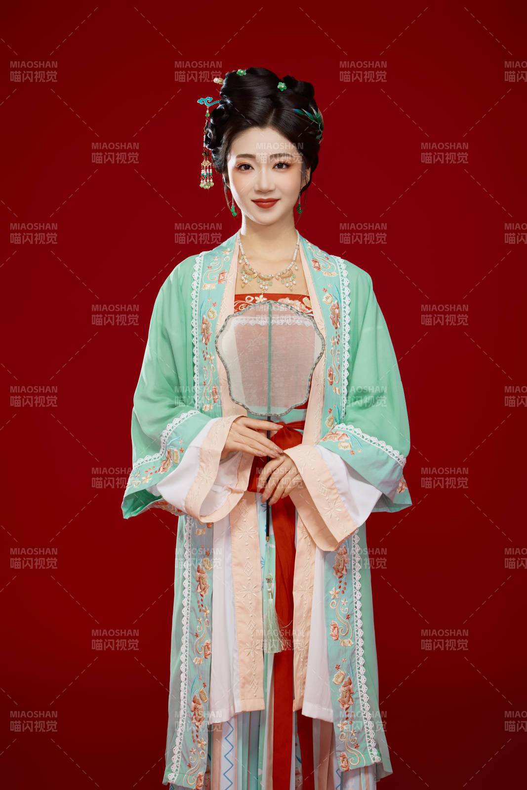 紅色背景下穿著南北宋朝漢服的少女