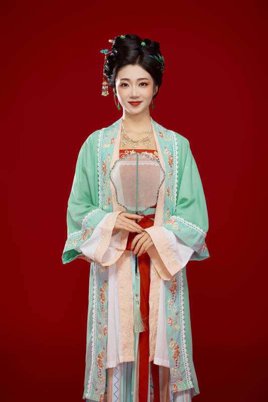 红色背景下穿着南北宋朝汉服的少女