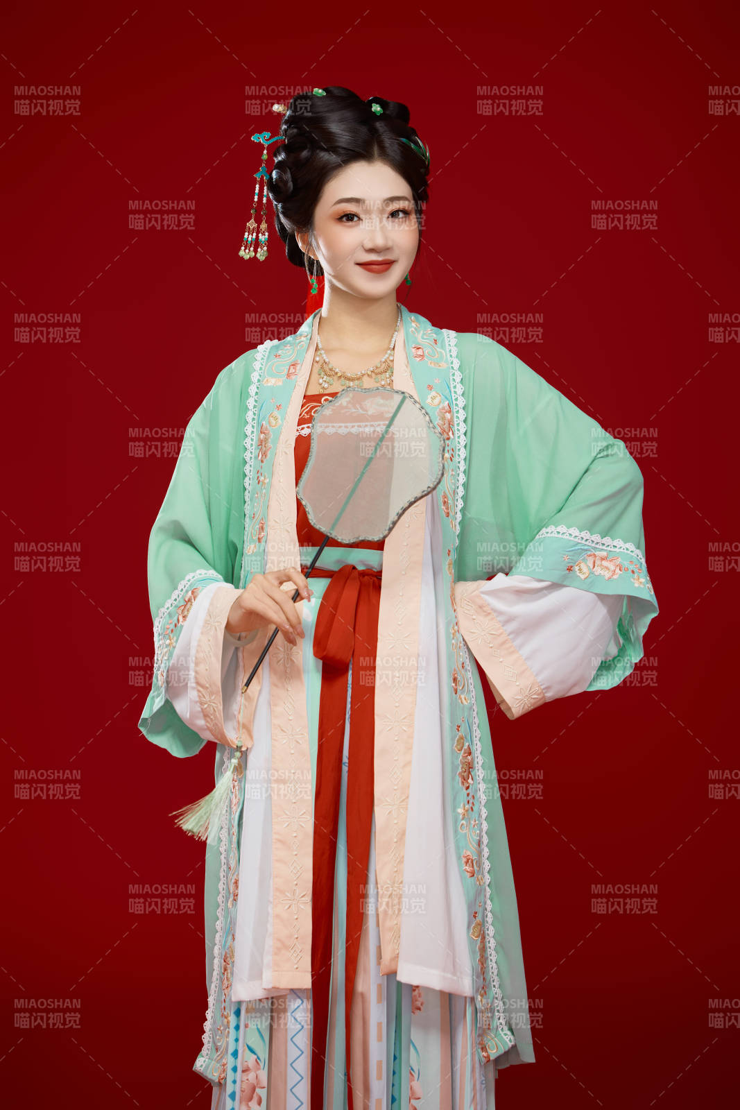 紅色背景下穿著南北宋朝漢服的少女