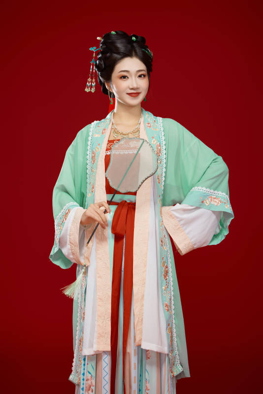 红色背景下穿着南北宋朝汉服的少女