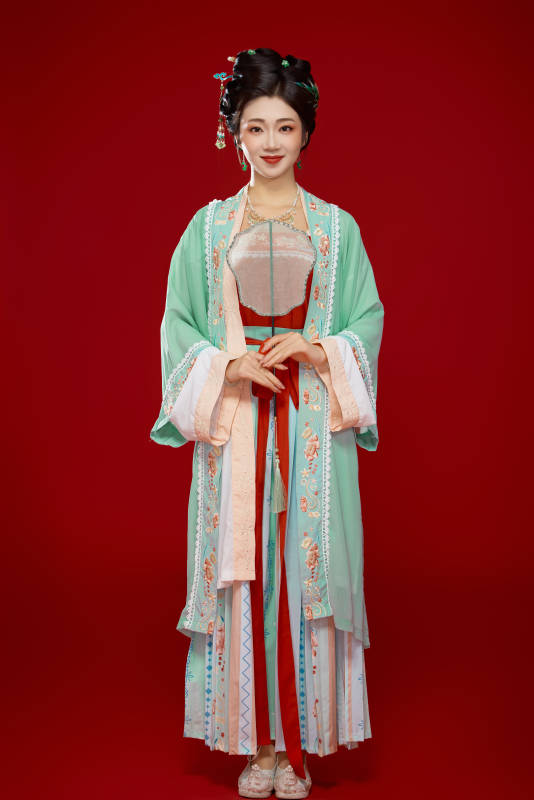 红色背景下穿着南北宋朝汉服的少女