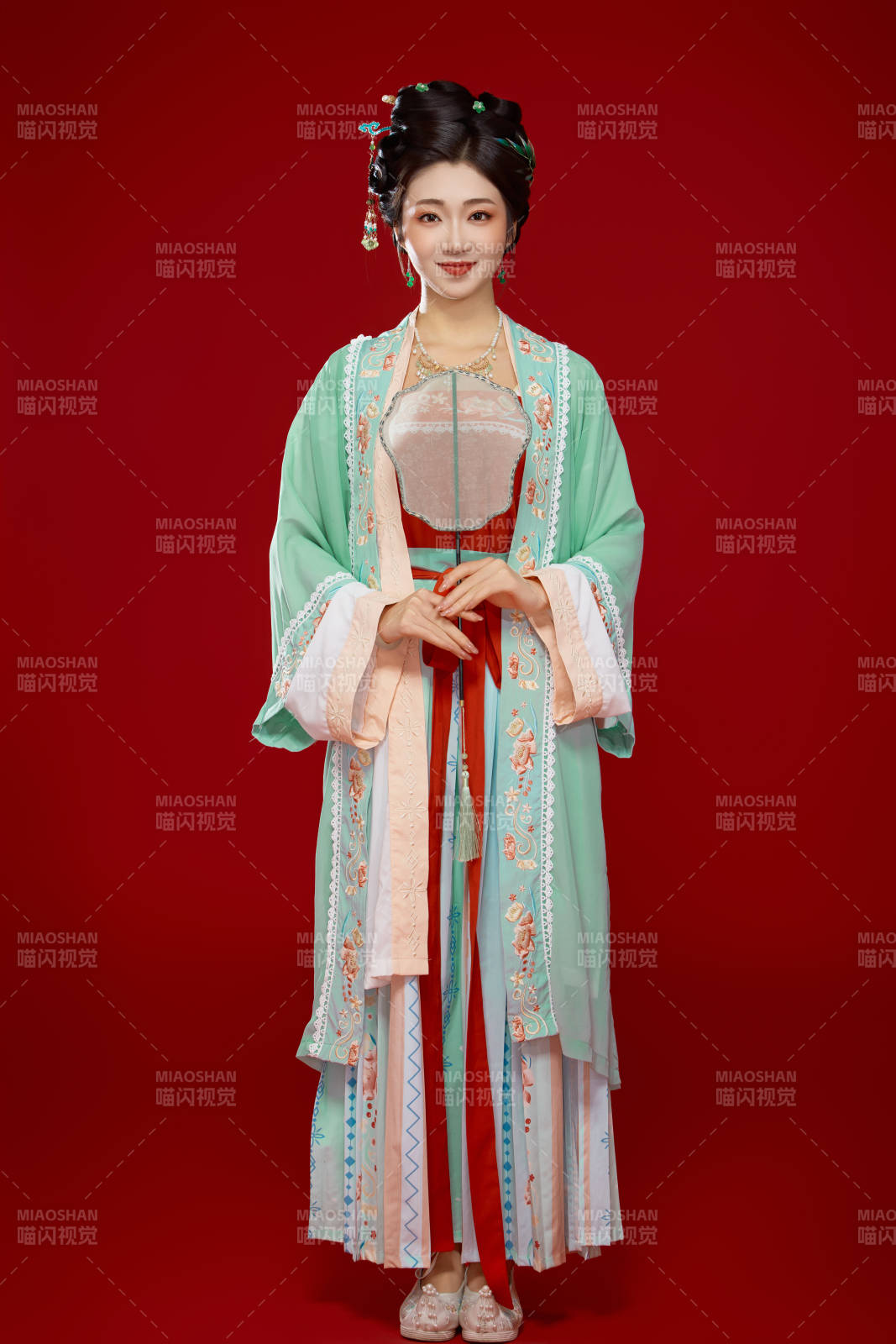 红色背景下穿着南北宋朝汉服的少女