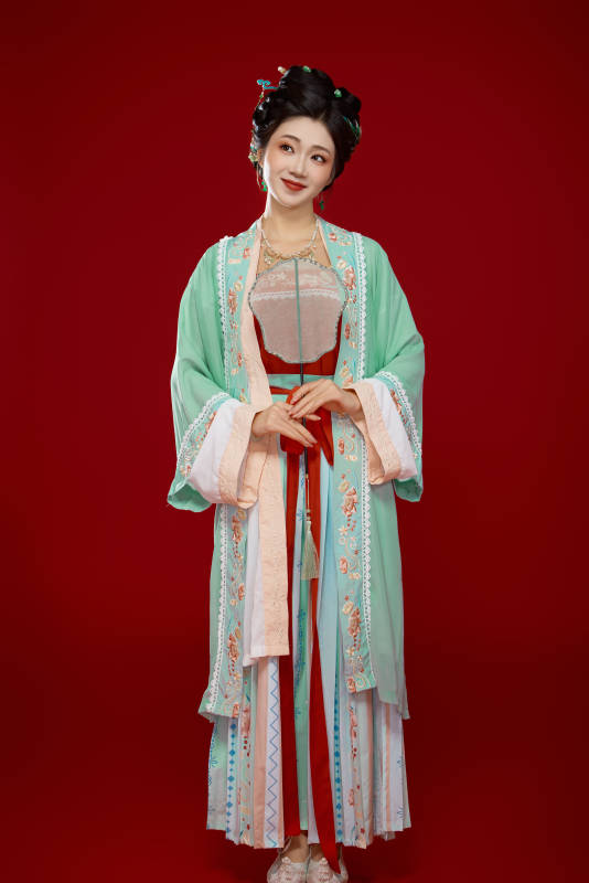 红色背景下穿着南北宋朝汉服的少女