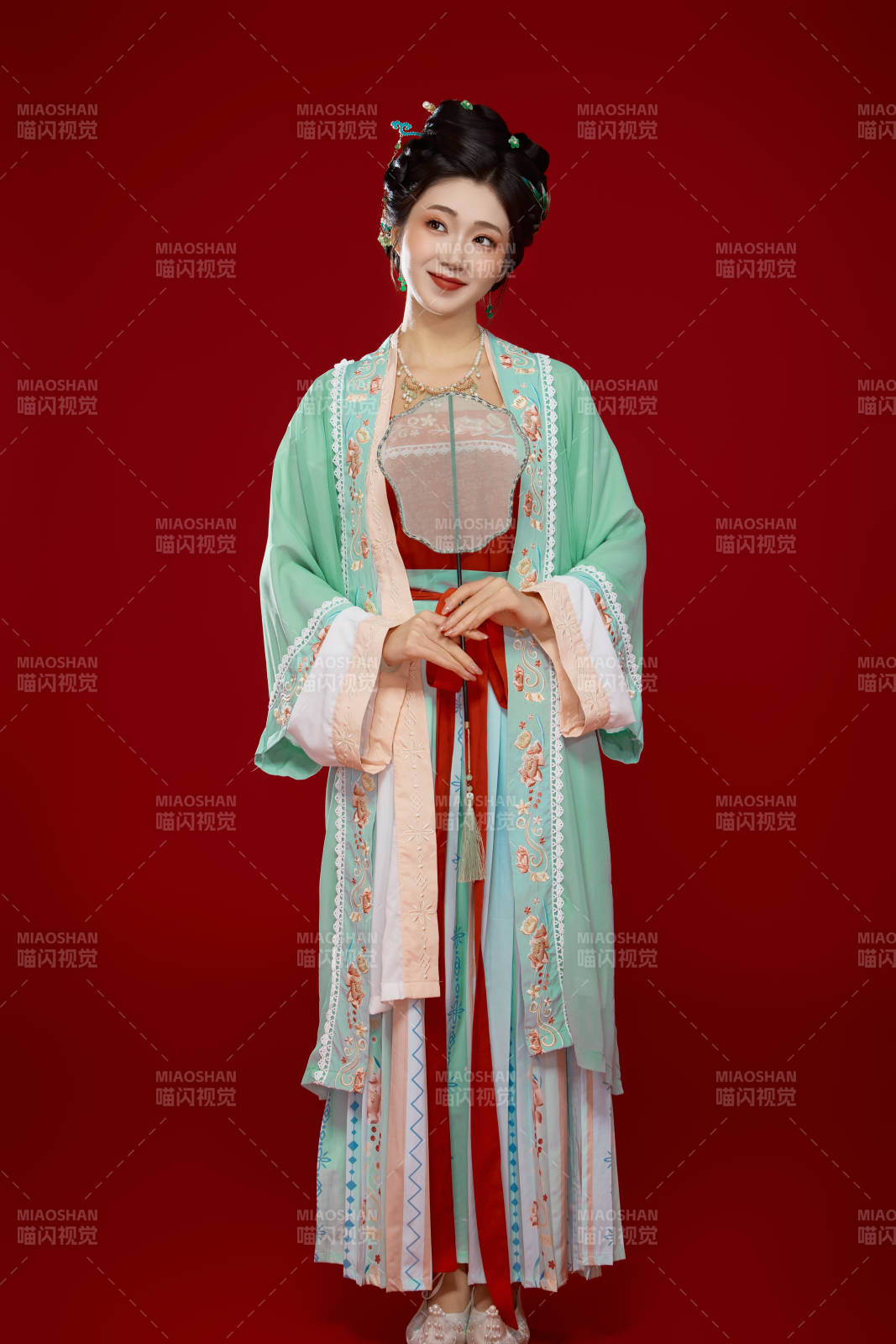 红色背景下穿着南北宋朝汉服的少女