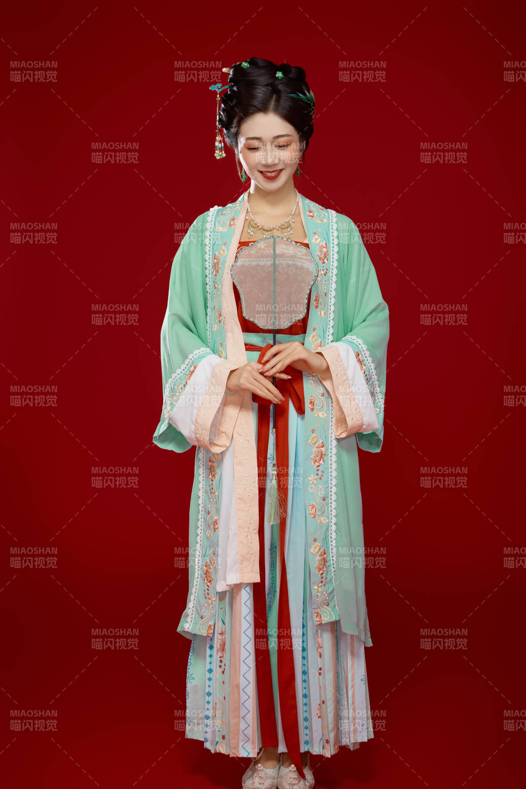 红色背景下穿着南北宋朝汉服的少女