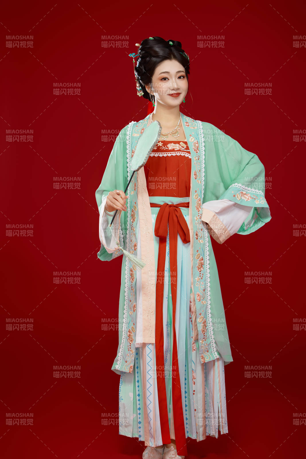 红色背景下穿着南北宋朝汉服的少女