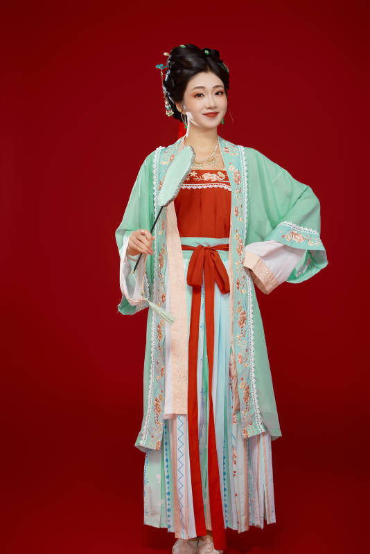 红色背景下穿着南北宋朝汉服的少女