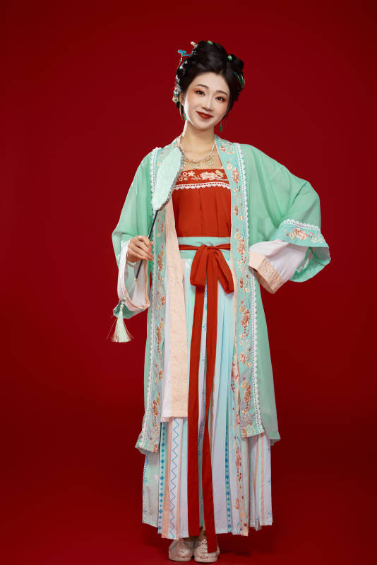 红色背景下穿着南北宋朝汉服的少女
