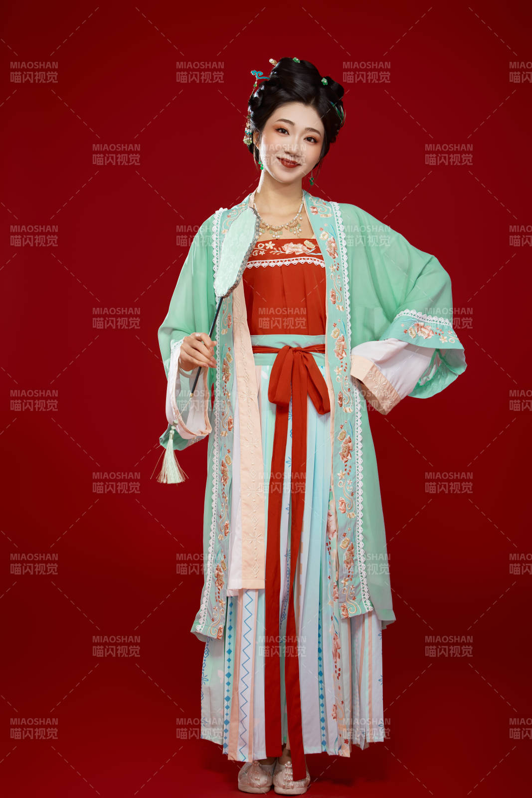 红色背景下穿着南北宋朝汉服的少女