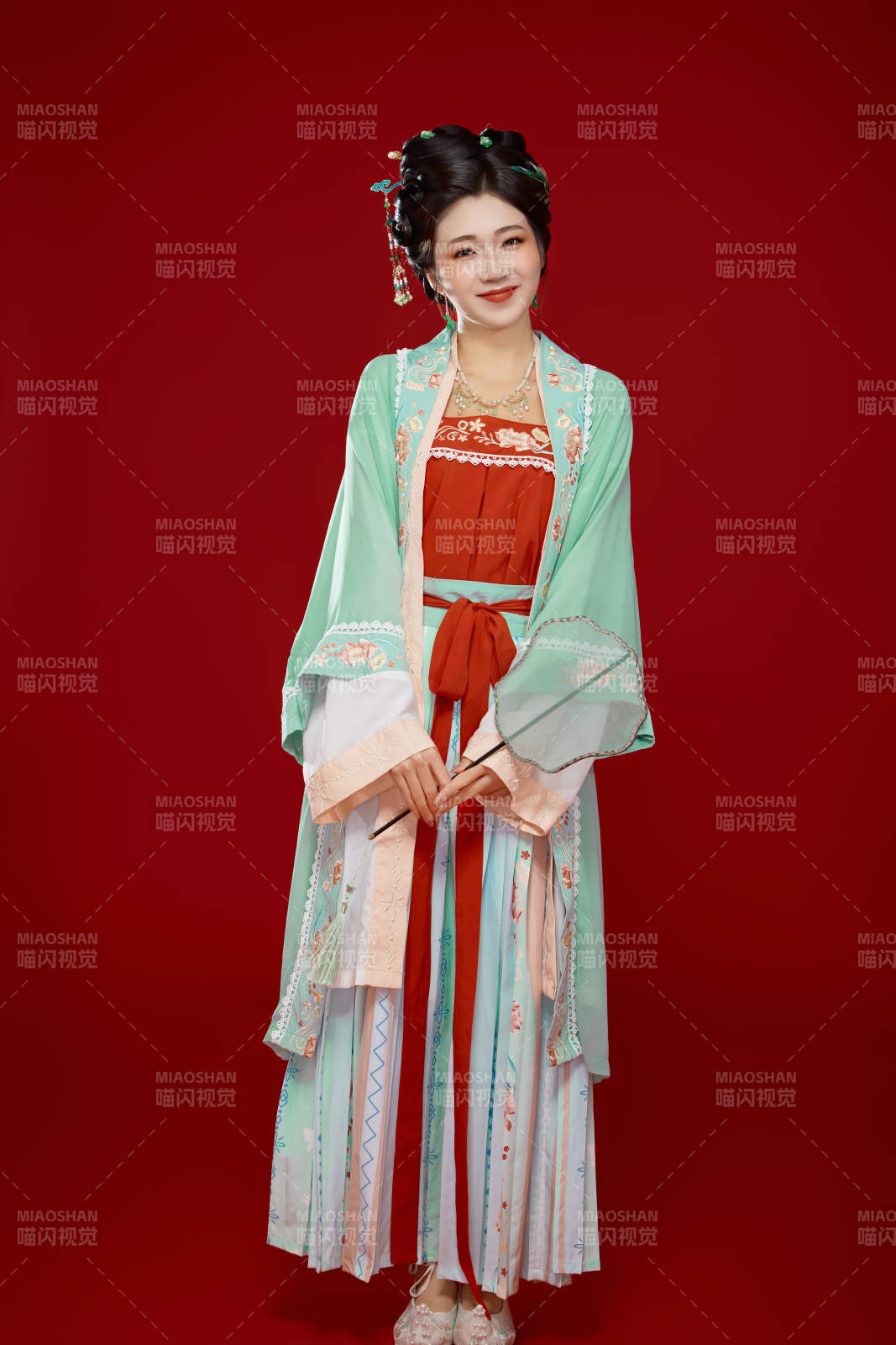 红色背景下穿着南北宋朝汉服的少女